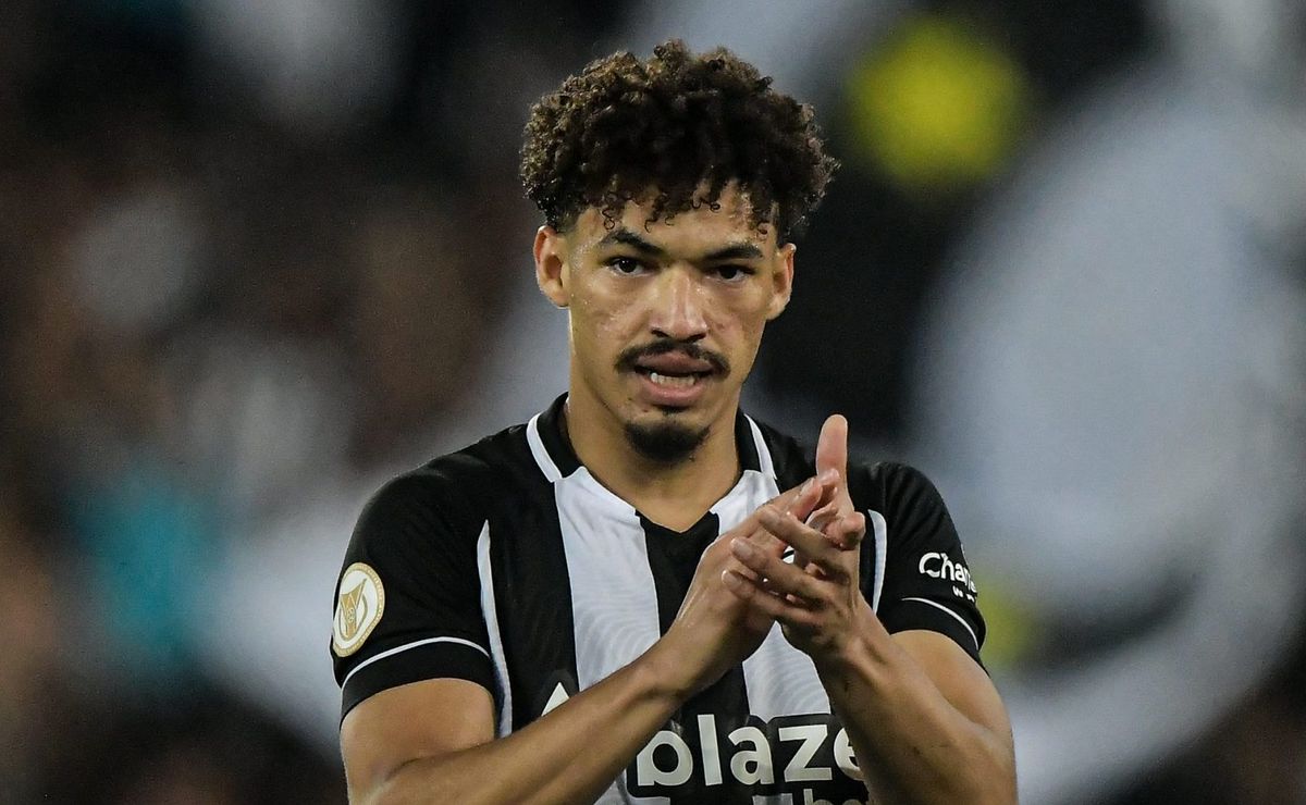Grêmio e Lyon discutem se negócio por Adryelson será empréstimo ou venda definitiva