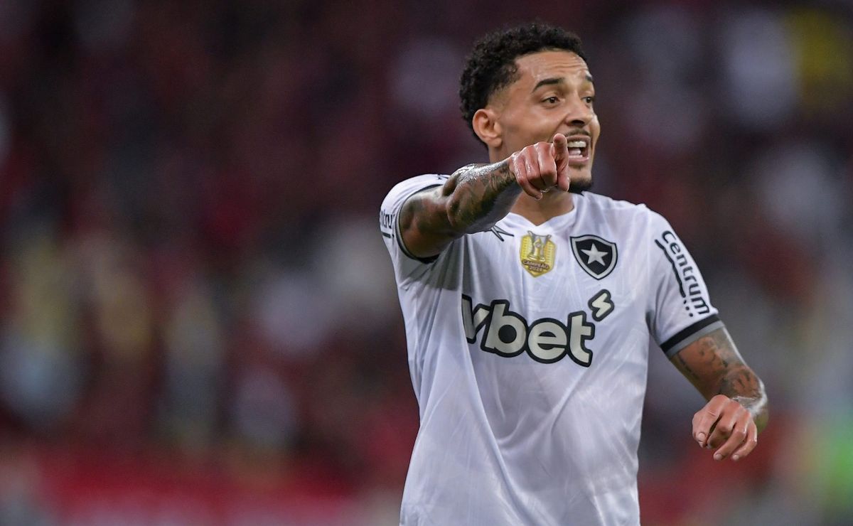 Gregore, meio-campista do Botafogo, acumulou boas estatísticas no confronto diante do Santos