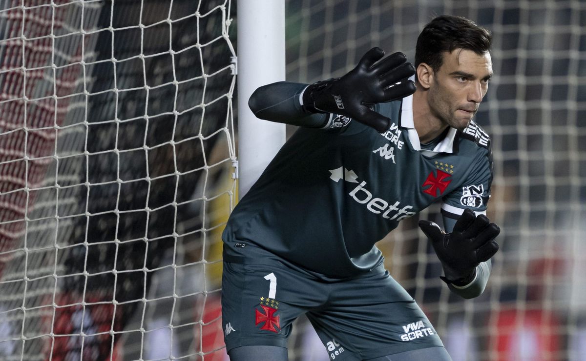 Vasco intensifica negociações por Léo Jardim e espera liberação do Aston Villa por Coutinho