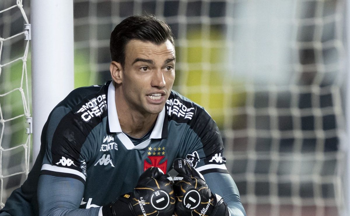 Léo Jardim tem renovação com o Vasco emperrada e Fluminense aparece interessado na contratação do goleiro