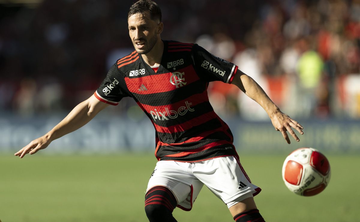 Retorno de Viña pode definir futuro de lateral-esquerdo no Flamengo