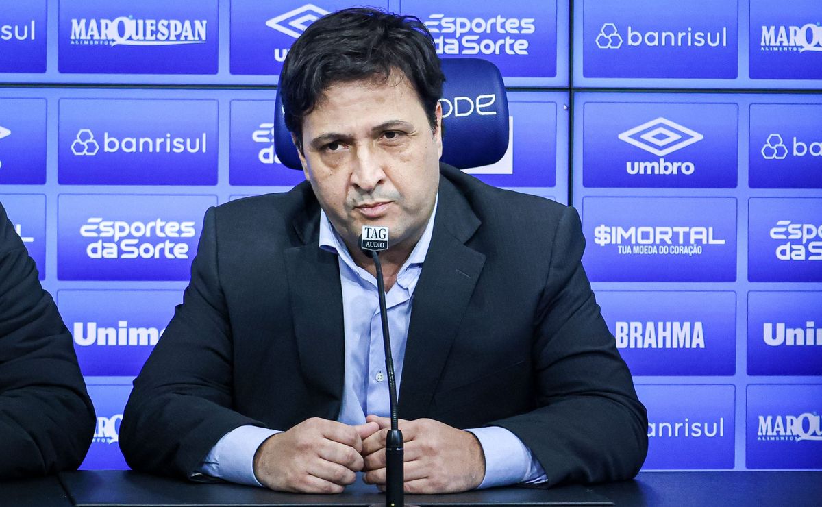 Presidente do Grêmio viaja à Europa para fechar contratação de Adryelson