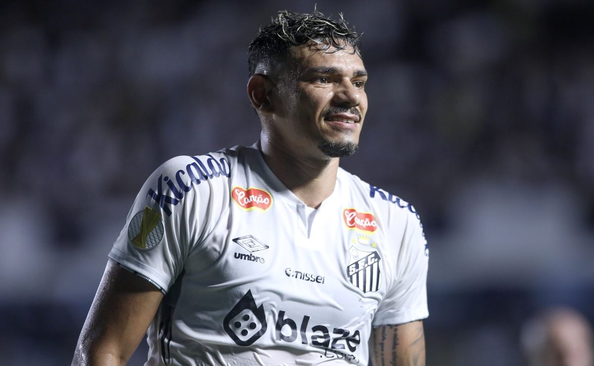 Saída de Tiquinho Soares do Santos para o São Paulo não deve ocorrer, segundo Nicola