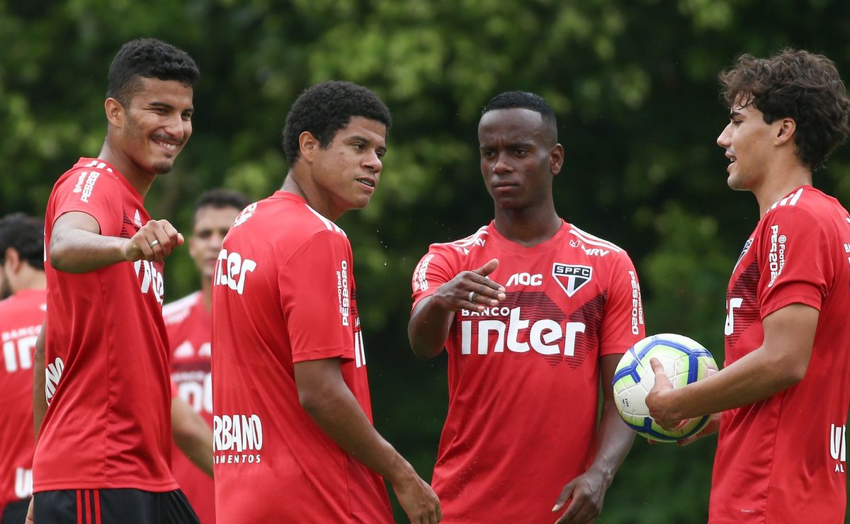 Internacional avalia contratação de ex-São Paulo e Helinho entra na mira do Colorado