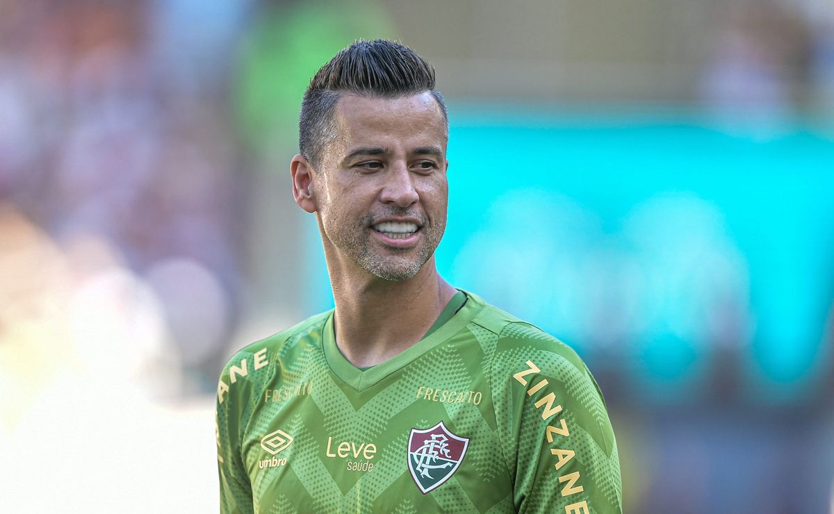 Fábio alcança marca histórica no Fluminense e renova até 2026