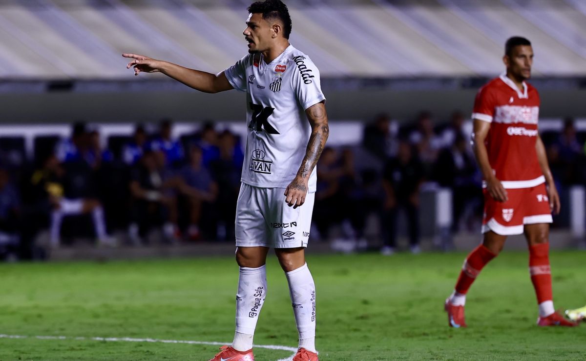 Tiquinho Soares deseja permanecer no Santos, mesmo com salário milionário