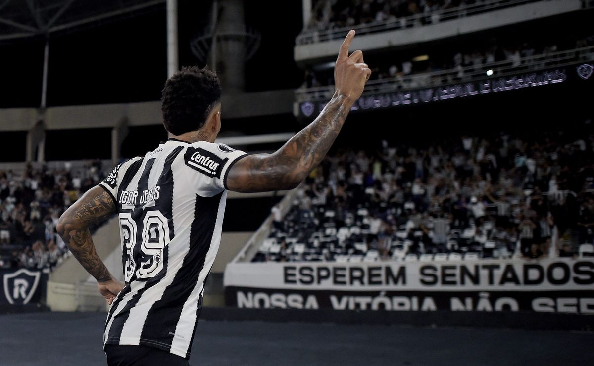 Igor Jesus x Arthur Cabral: quem tem os melhores números para ser 9 do Botafogo?