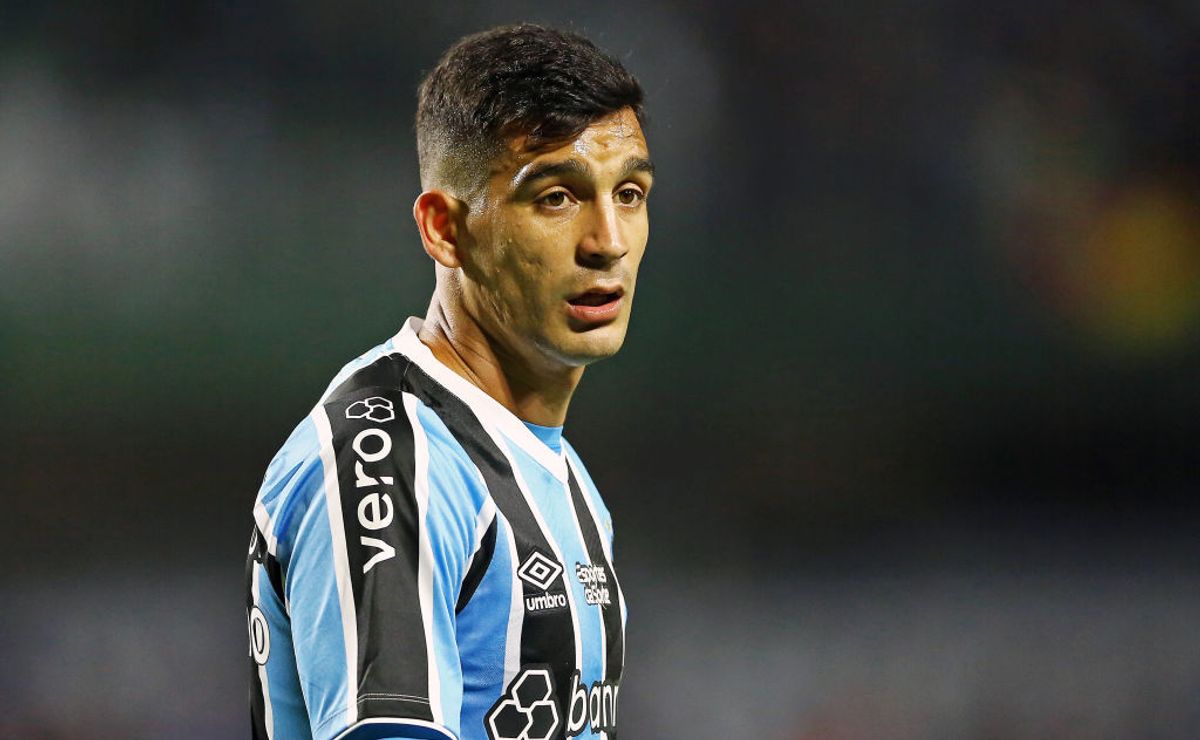 Cristaldo quer deixar o Grêmio rumo ao Vélez Sarsfield, mas Alberto Guerra resiste e só vende o meia por US$ 8 milhões