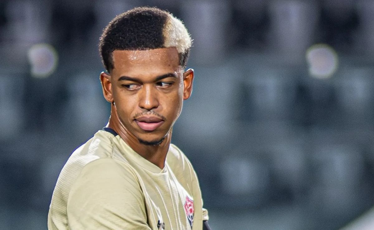 Carlinhos vive drama no Vitória sendo dispensado, pode voltar ao Flamengo e futuro é incerto no CRF