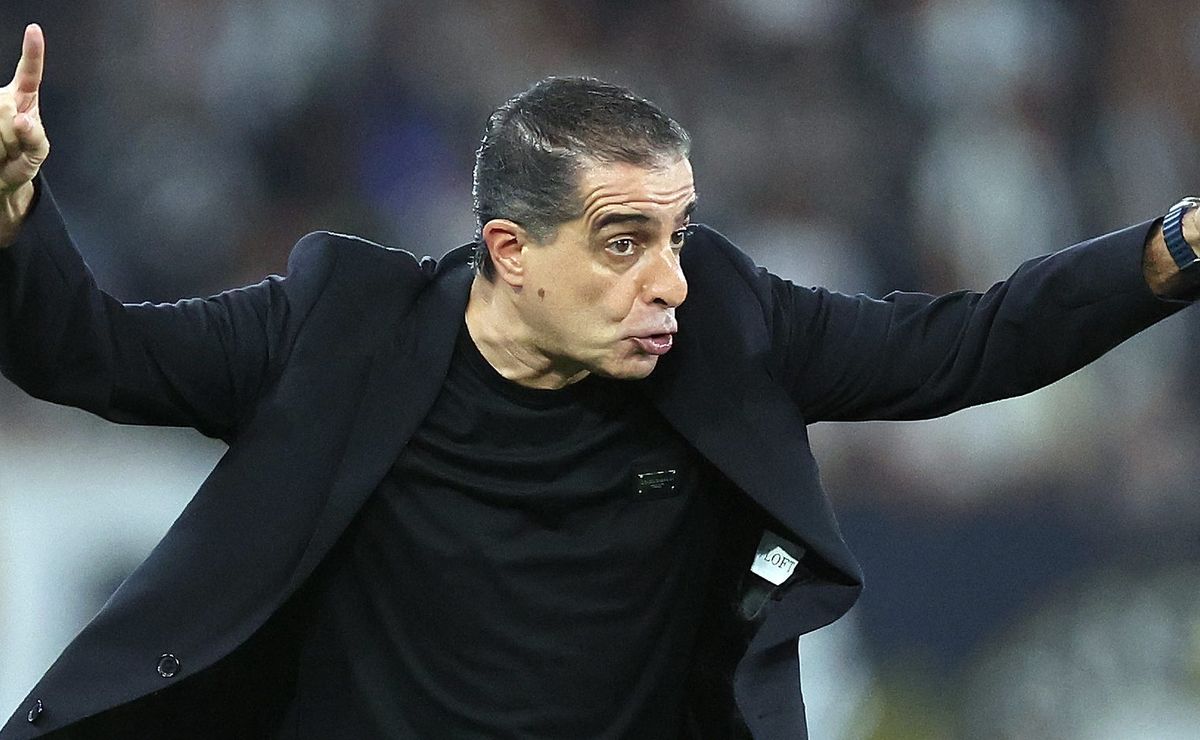 Renato Paiva revela incômodo com gols sofridos mesmo em vitória no Brasileiro 