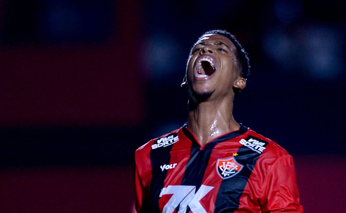 Flamengo recusa retorno de Carlinhos e impõe condição para rescisão de empréstimo com o Vitória