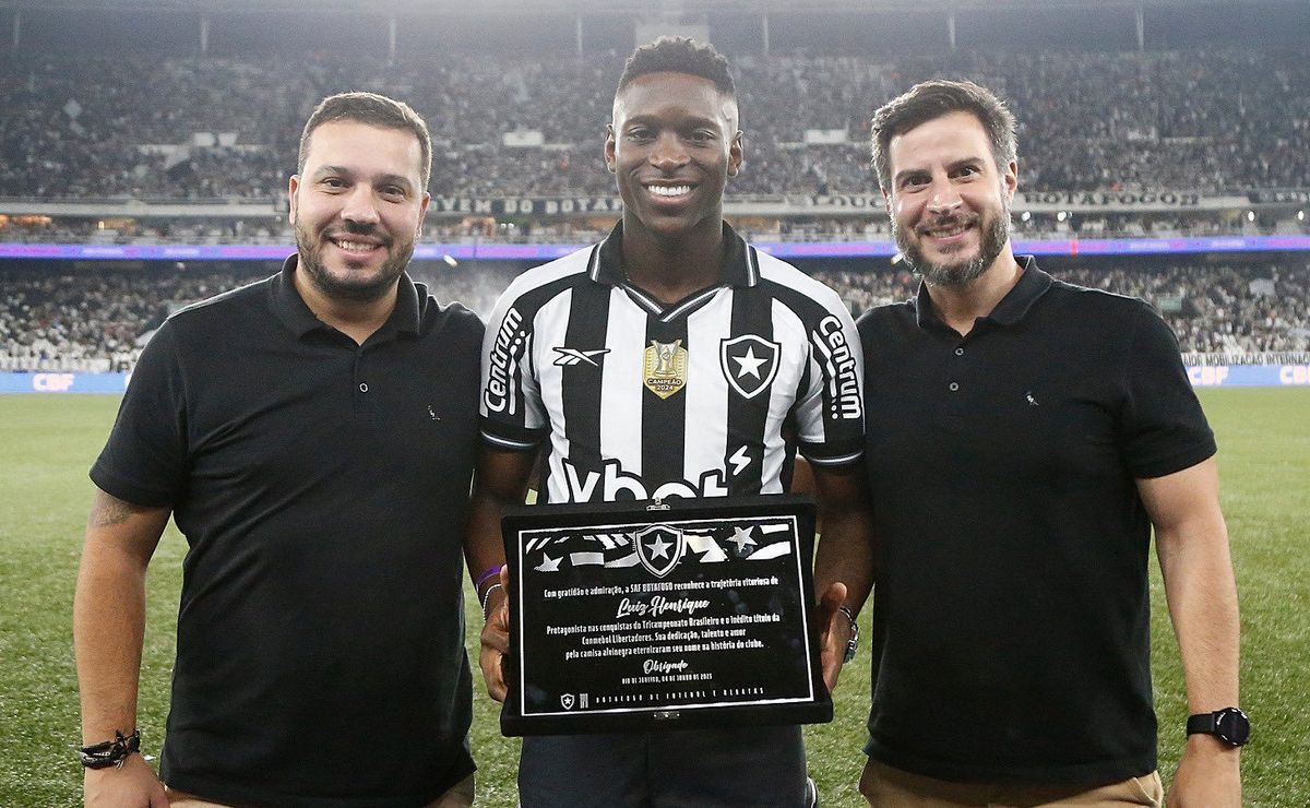 Luiz Henrique é homenageado pelo Botafogo após brilhar em conquistas históricas