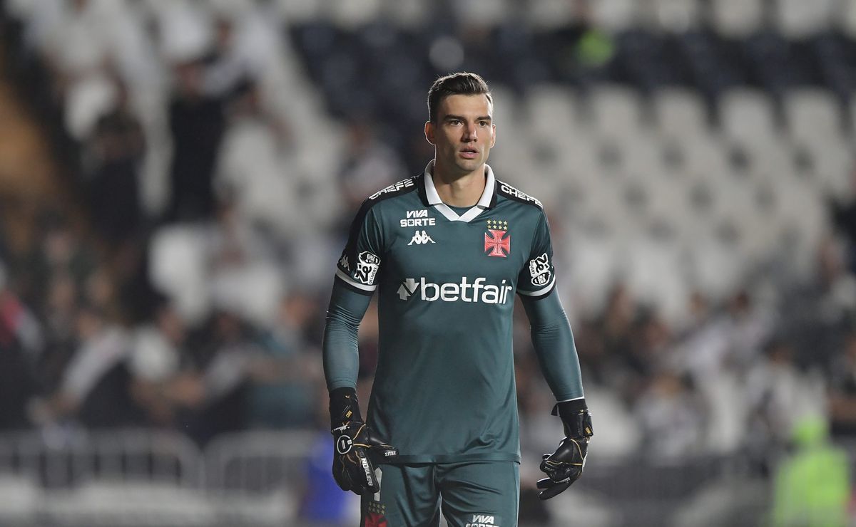 Santos descarta interesse em Léo Jardim e segue com Brazão como opção no gol