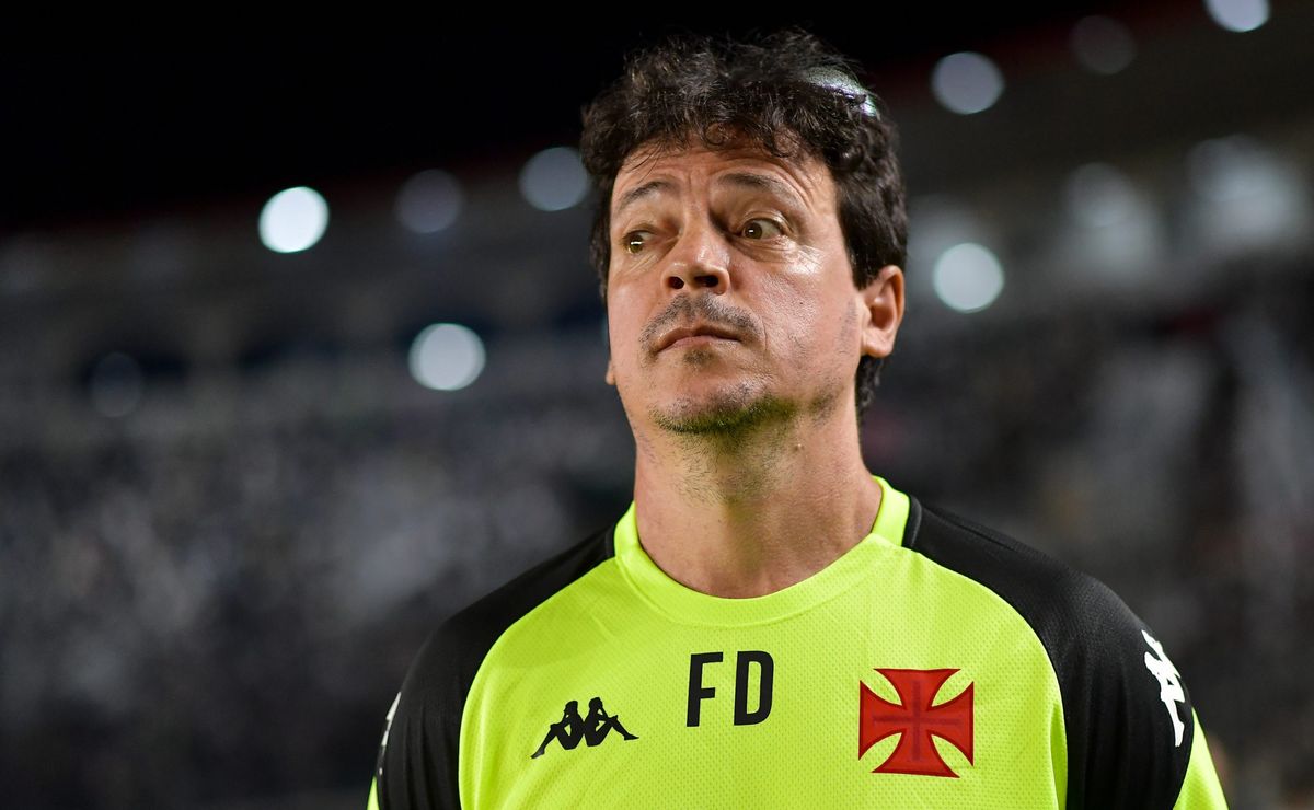 Vasco tem laterais mais ofensivos com Diniz, mas sistema defensivo preocupa