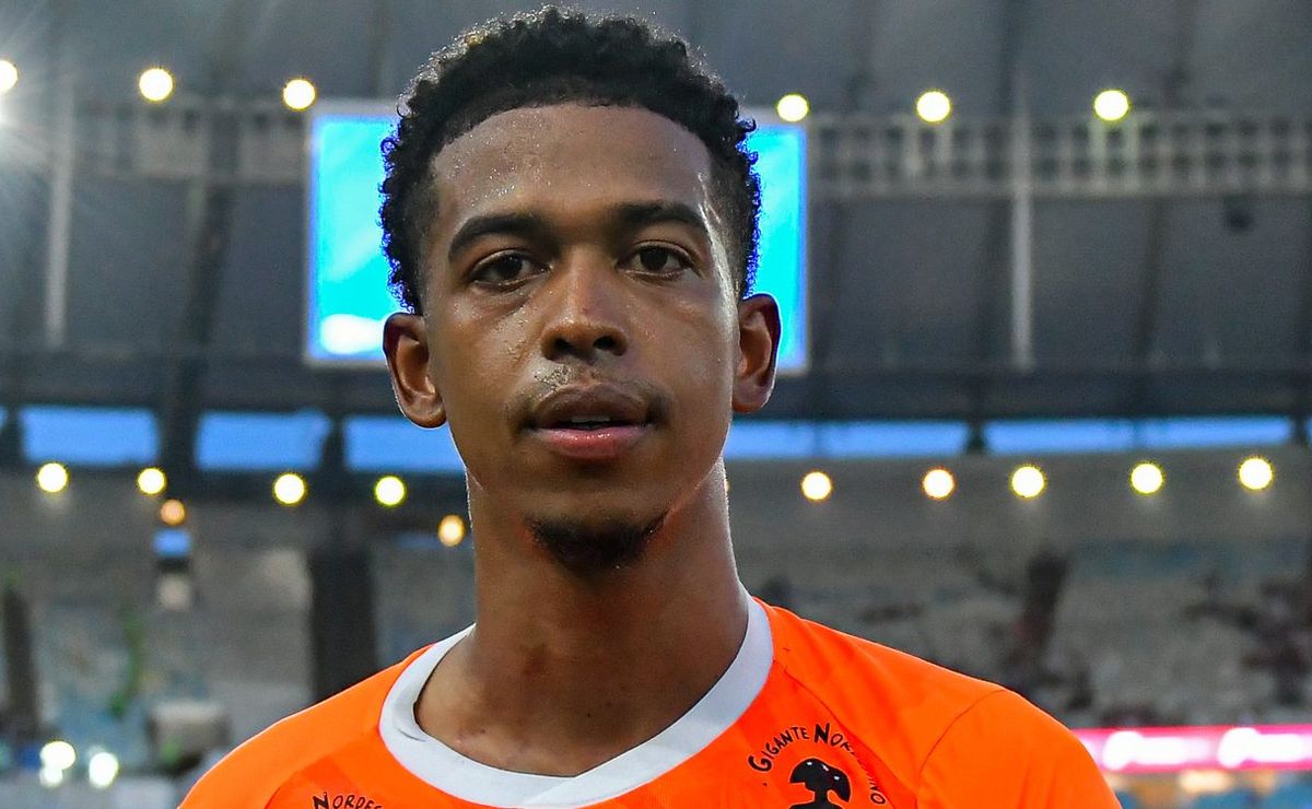 Carlinhos causa no Flamengo e problema surge após atacante se negar a trocar Vitória por Remo