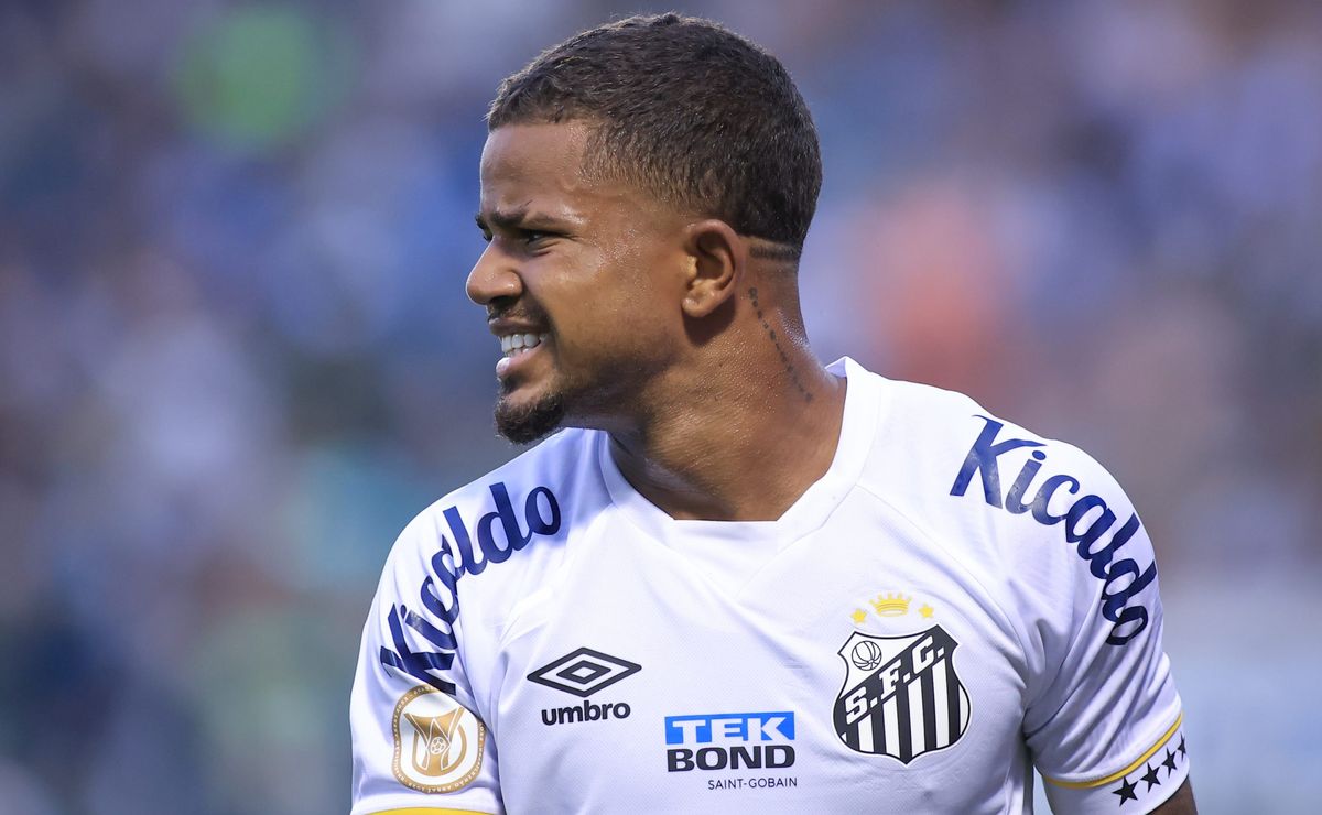 Kevyson quer mais espaço, e Santos avalia empréstimo do lateral, diz site
