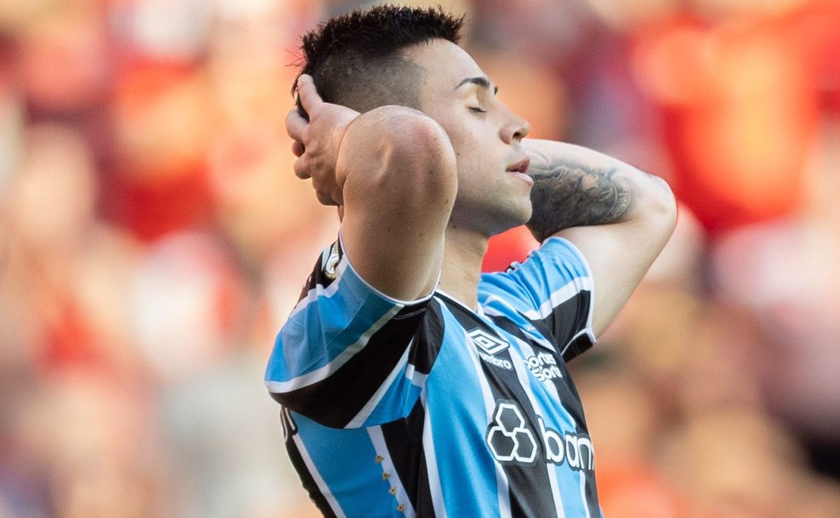Sondagens acontecem e Grêmio pode negociar saídas de Aravena e +1 em julho, afirma jornalista