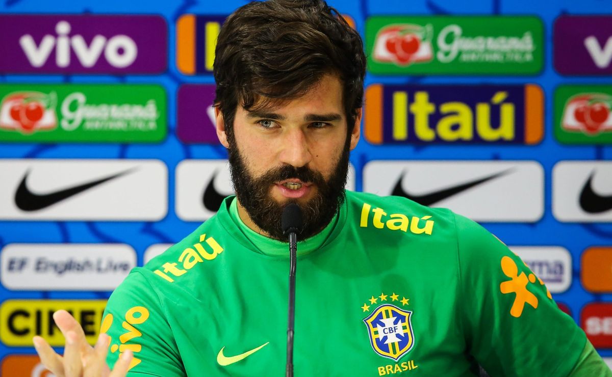 Alisson aponta mudança na Seleção Brasileira após chegada de Carlo Ancelotti: “Sólido”