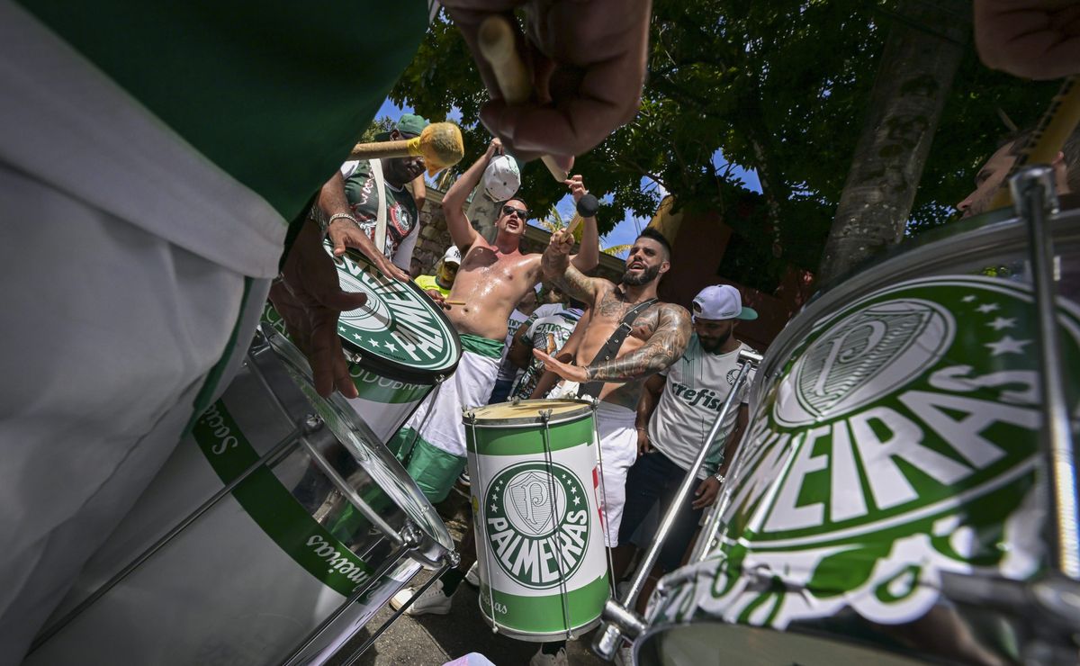 Torcida do Palmeiras faz festa e emociona elenco na saída rumo ao Super Mundial nos EUA