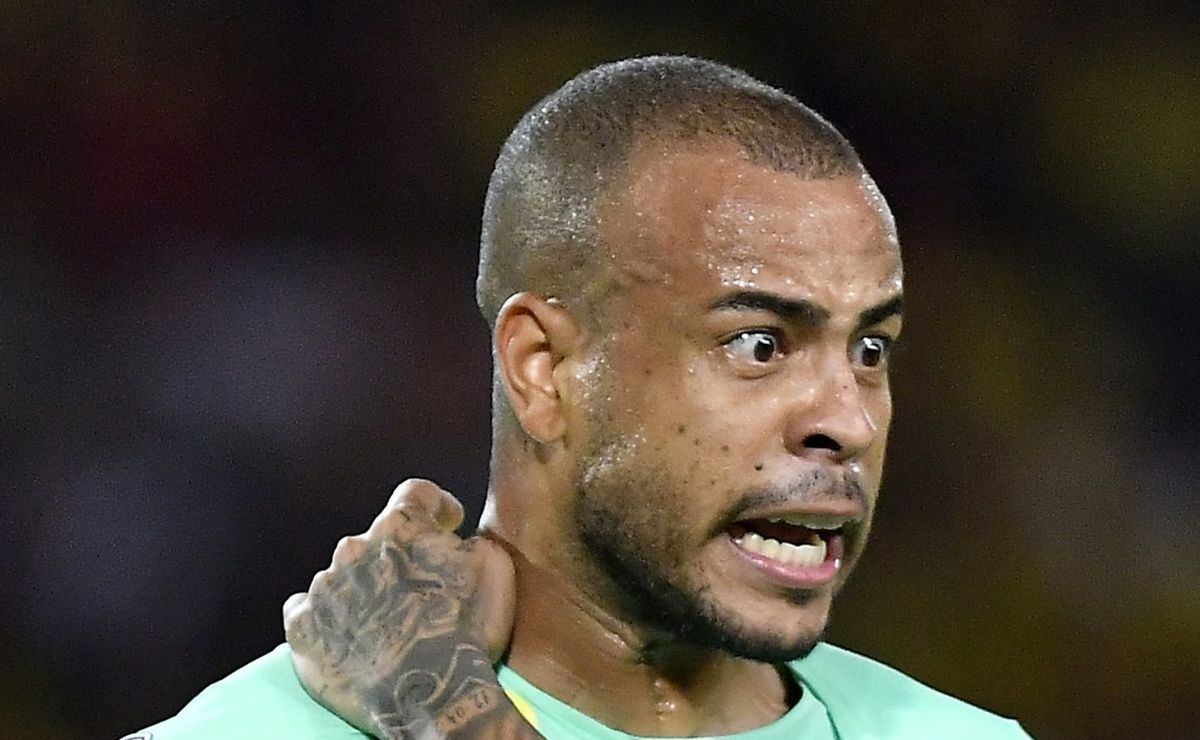 Santos tem dificuldades para fechar com Mayke e contratação de Wilson Manafá ganha força