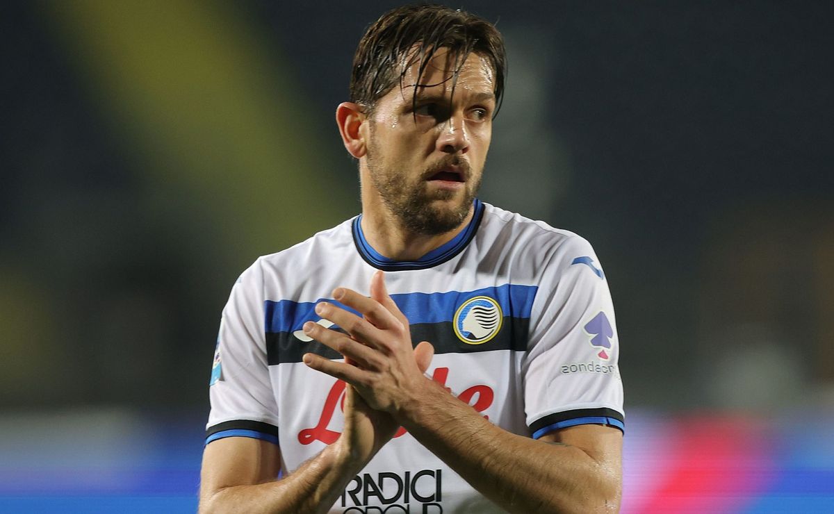 Grêmio mira Adryelson após recusa de Rafael Tolói e busca reforço para a zaga