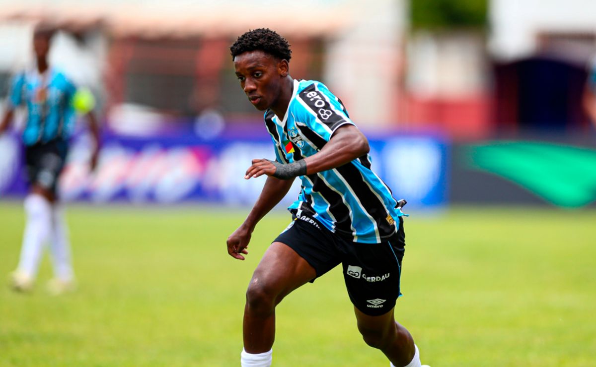 Gabriel Mec retorna com tudo ao Grêmio e impressiona Mano Menezes