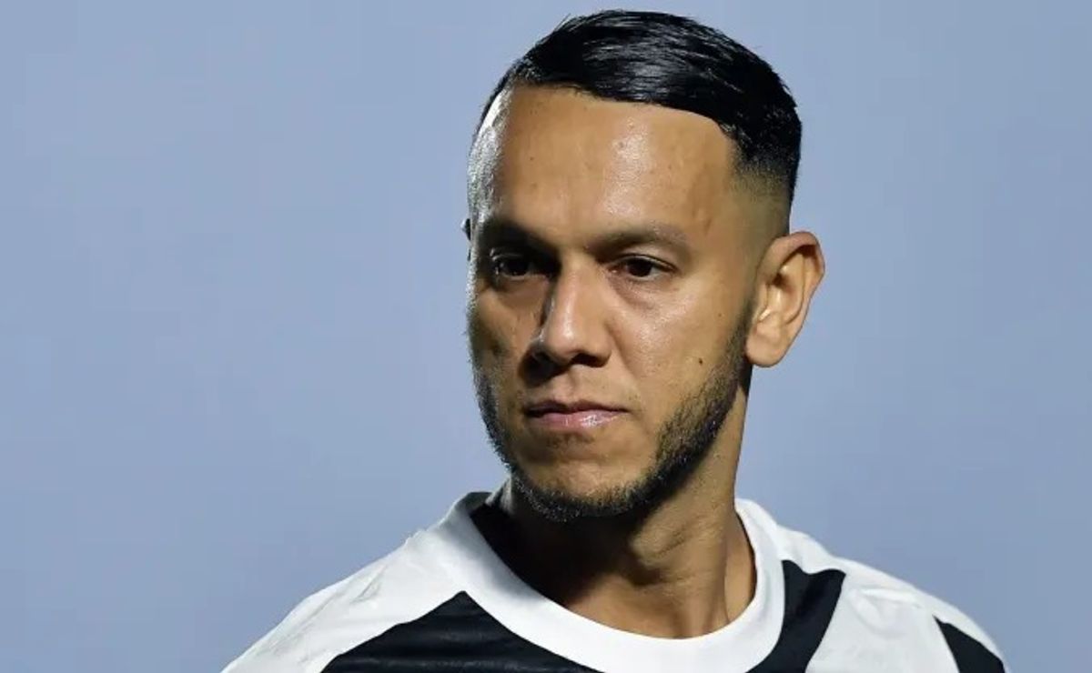 Souza vê Diniz mudando mentalidade do Vasco e projeta pressão sobre Flamengo nos clássicos