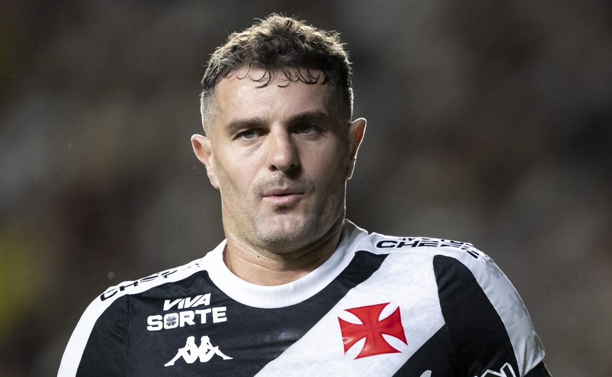 Vasco pode perder Vegetti após interesse do Boca Juniors no centroavante