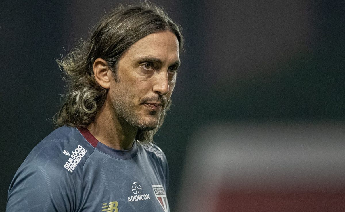 Zubeldía acumula 15 cartões e supera número de vitórias no São Paulo na temporada