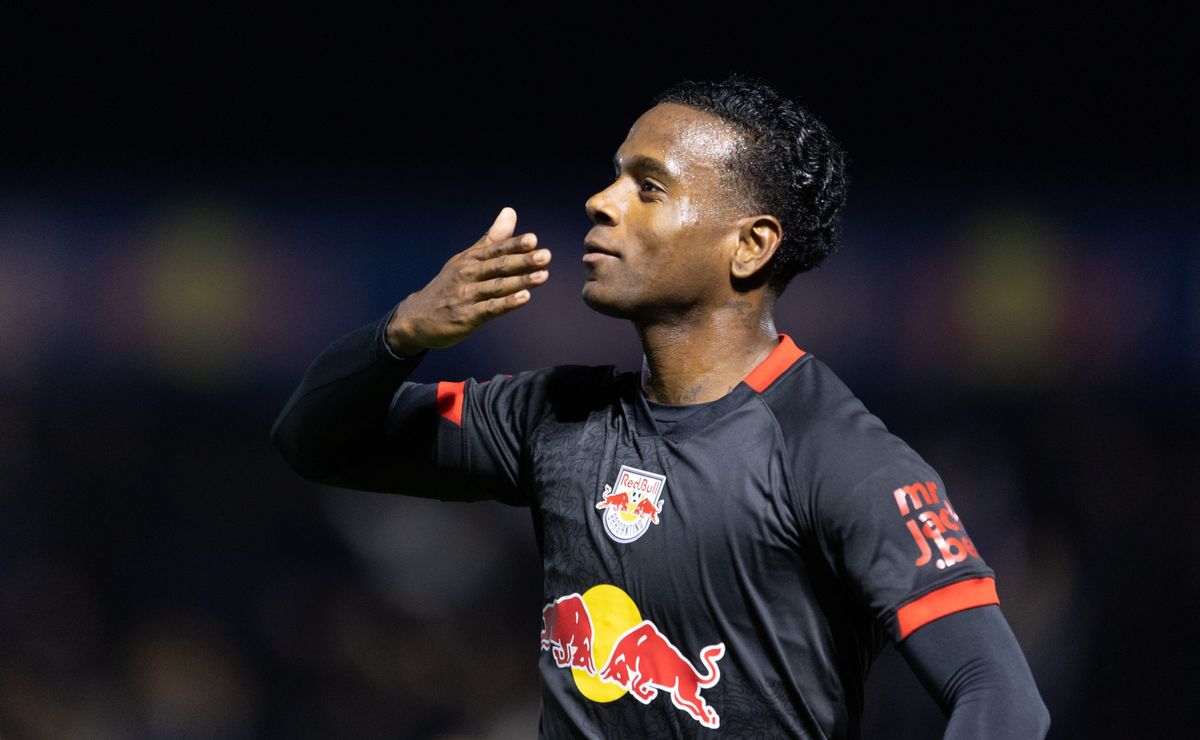 Corinthians sonda Helinho no Toluca, mas negociação é considerada difícil