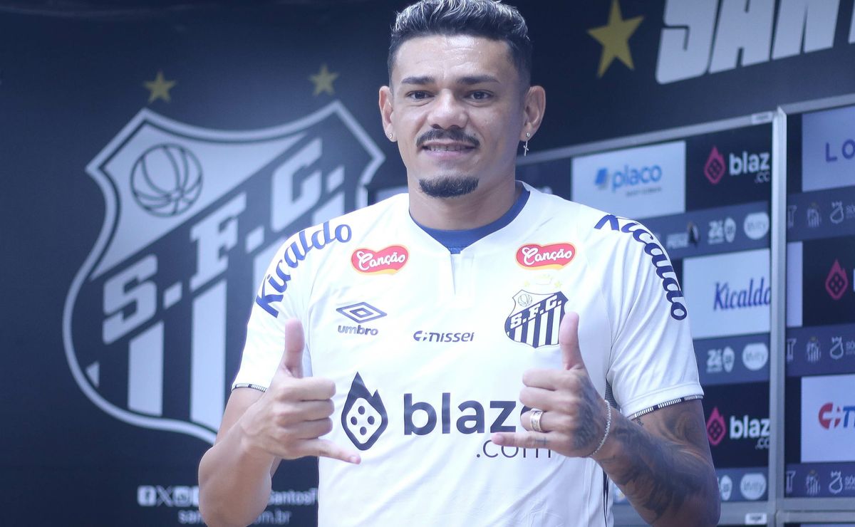 Conversa produtiva, melhora física e dificuldade por atacante no mercado fizeram Mattos manter Tiquinho Soares no Santos