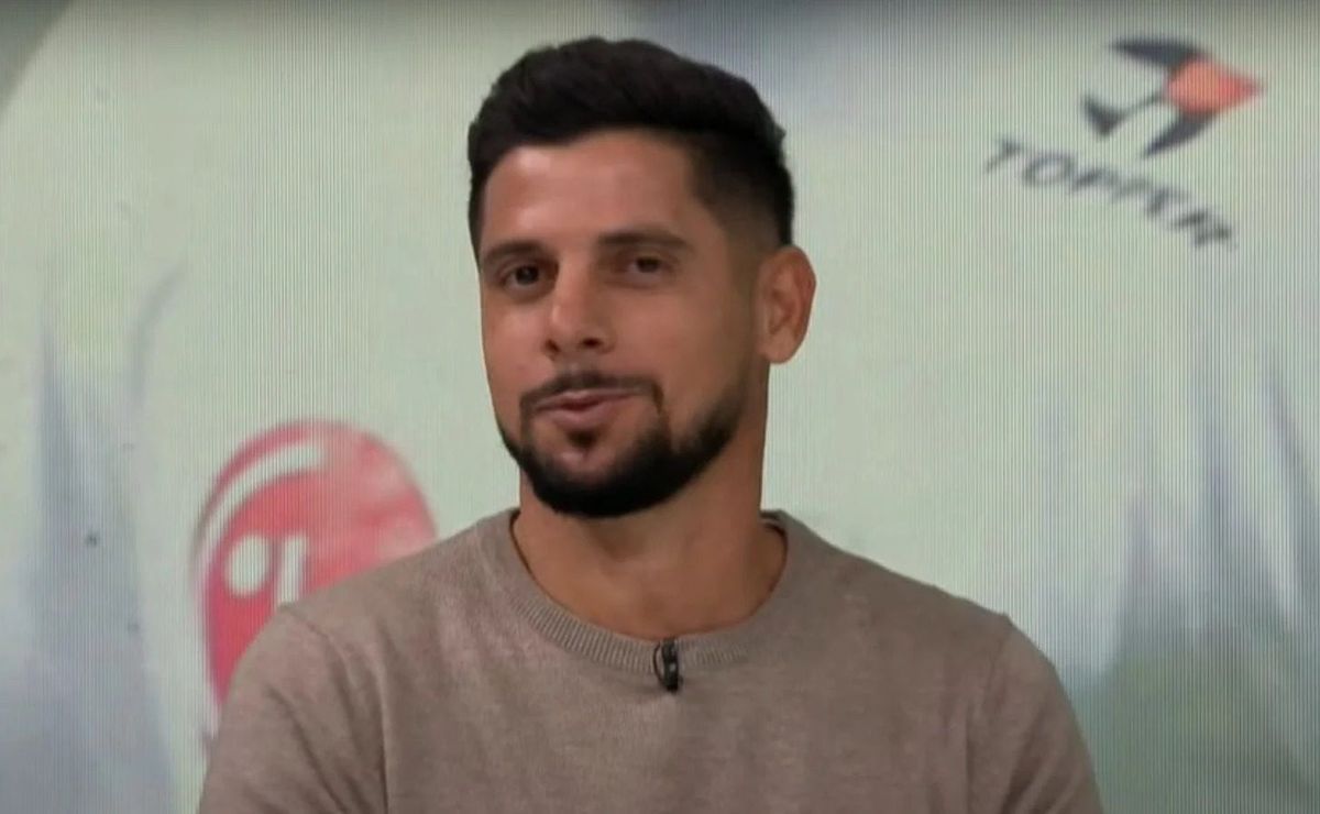 Cicinho crava permanência de Neymar no Santos e cobra diretoria: “Ele precisa repensar isso”