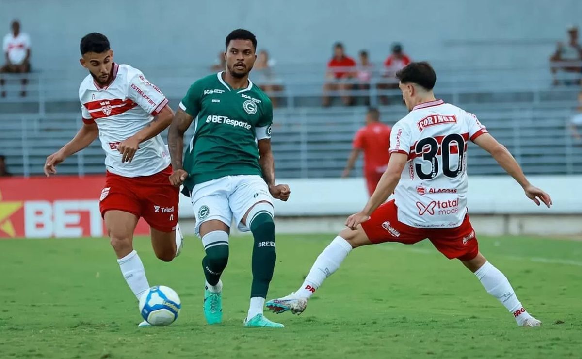 Líder isolado, Goiás visita o CRB para abrir vantagem na ponta