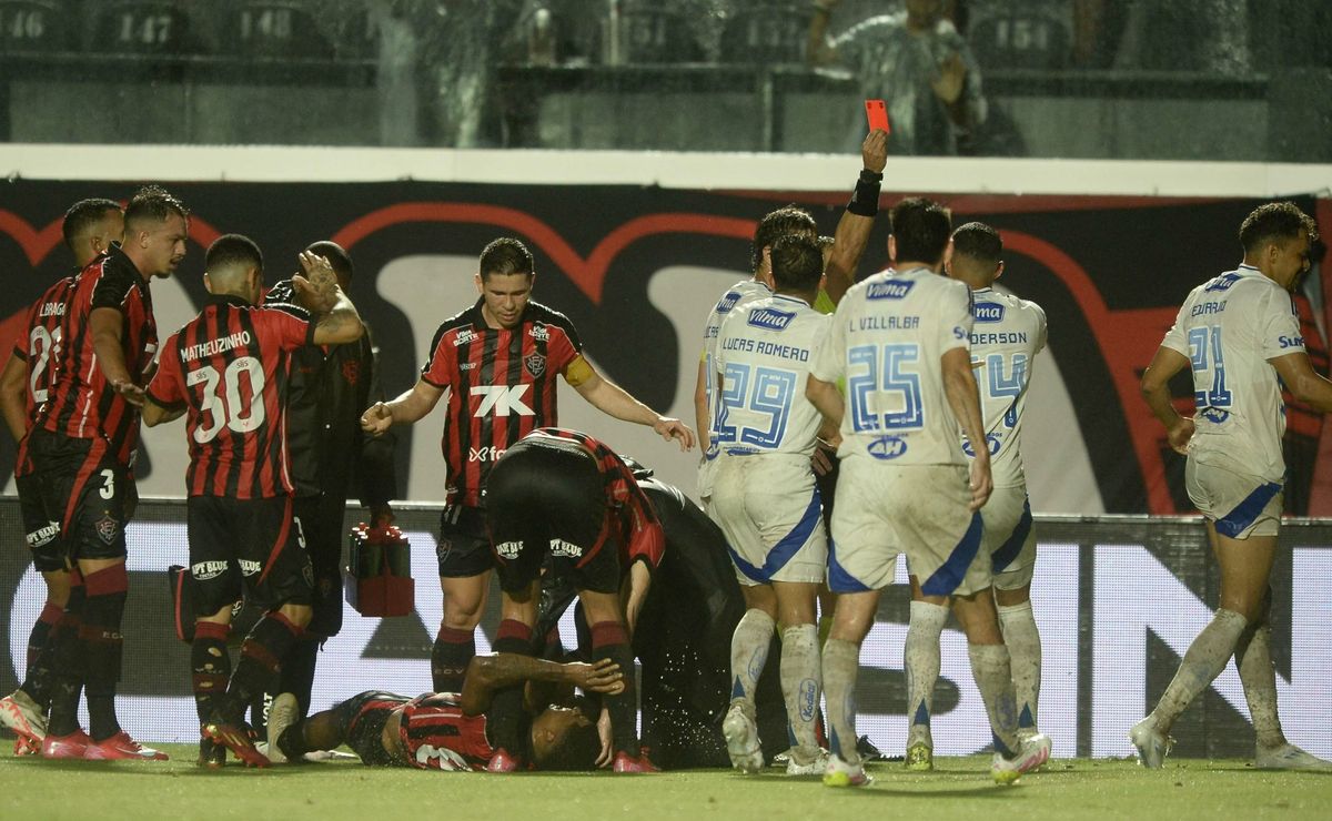 Eduardo dá entrada forte, é expulso em Vitória x Cruzeiro e câmeras flagram fratura de Jamerson