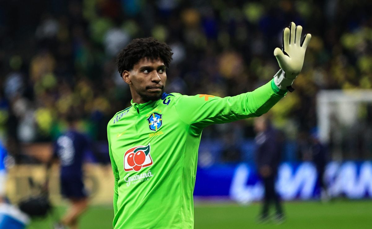 Hugo Souza explica polêmica da camisa da Seleção e reafirma lealdade ao Corinthians