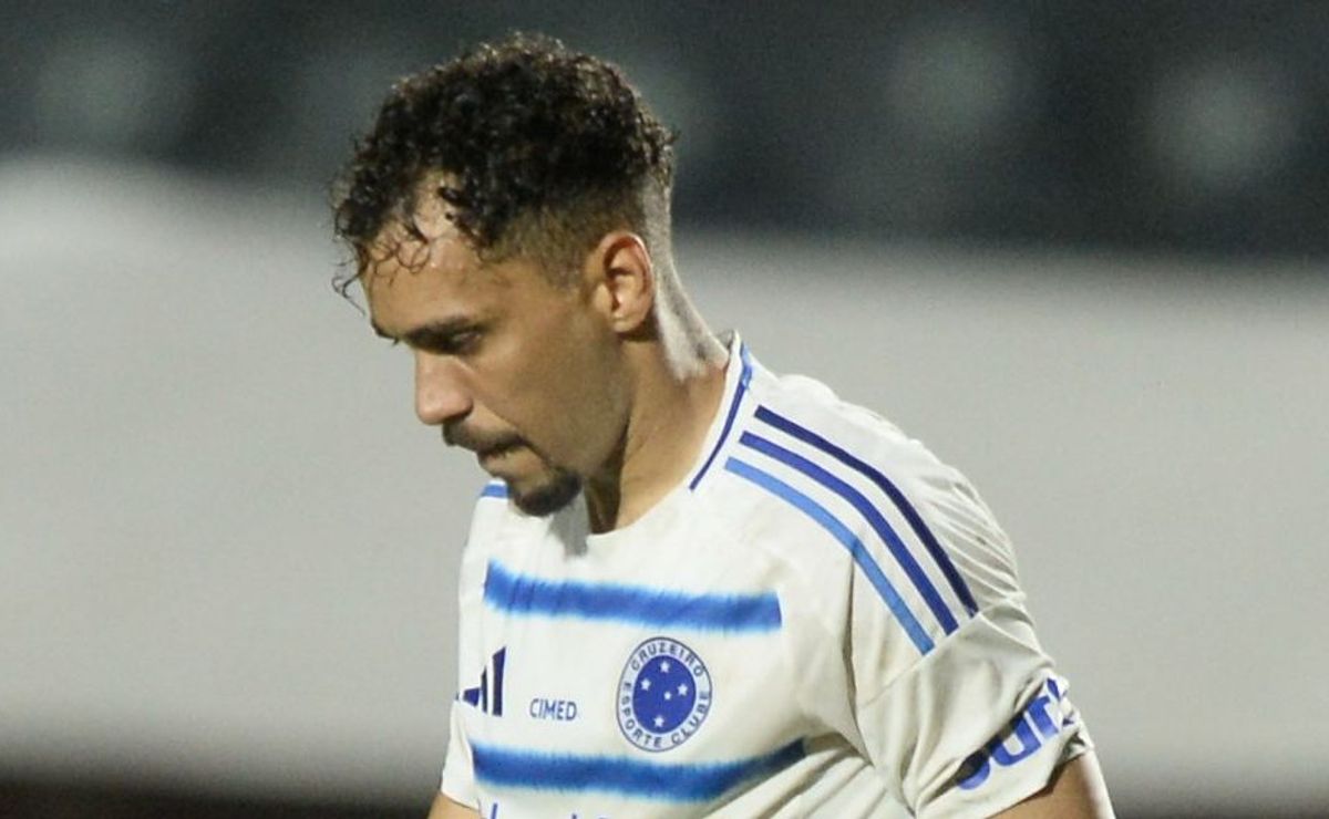 Súmula de Vitória x Cruzeiro é divulgada e complica Eduardo após expulsão por entrada violenta que lesionou Jamerson