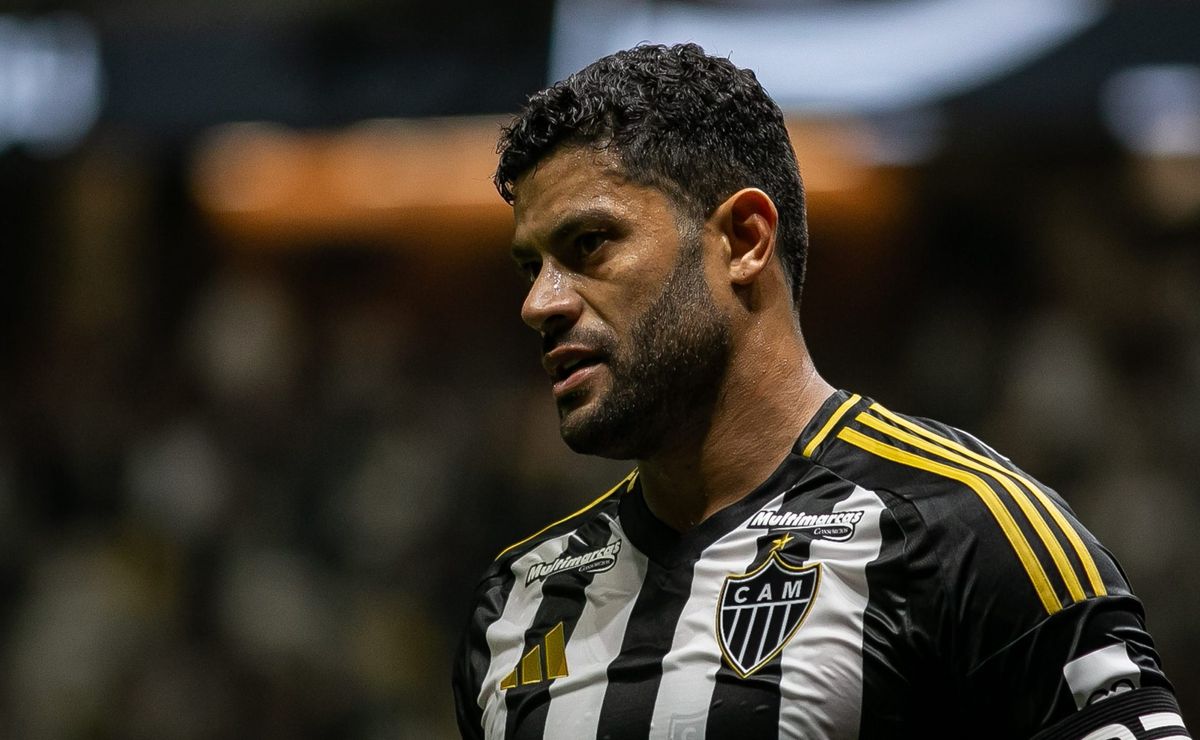 Hulk discursa com companheiros do Atlético-MG antes do triunfo contra o Internacional