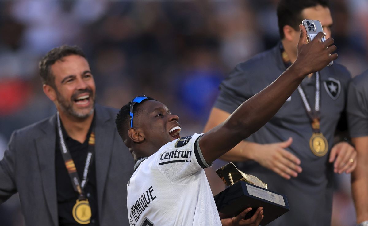 Luiz Henrique exalta Artur Jorge em meio a farpas com Textor: “Nos adversários já batia o medo”
