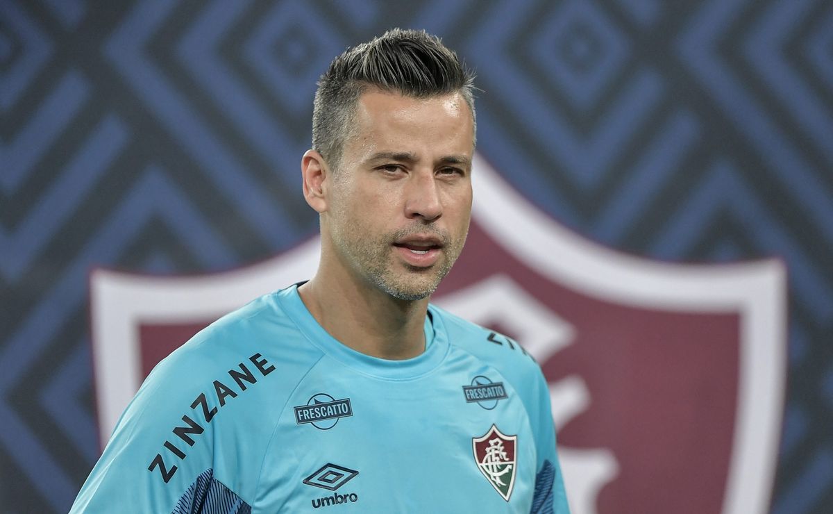 Ricardo Berna, ex-Fluminense, rasga elogios ao goleiro Fábio: “Performando em alto nível”