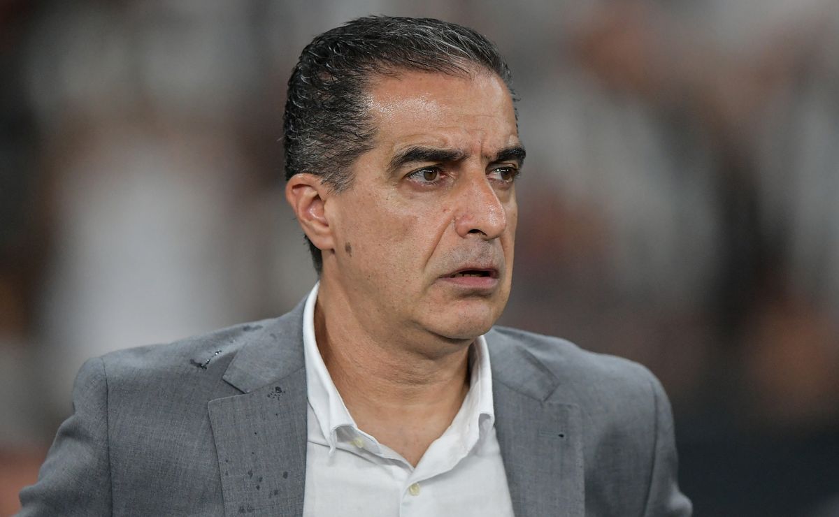 Escalação do Botafogo: Savarino e Santi Rodríguez disputam vaga no meio-campo