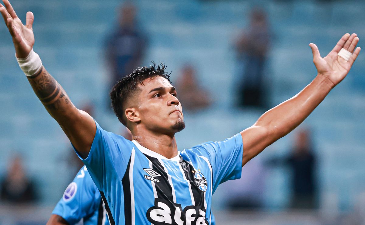 Arezo entra na mira do Hallas Verona e Grêmio deve negociar o atacante durante a janela