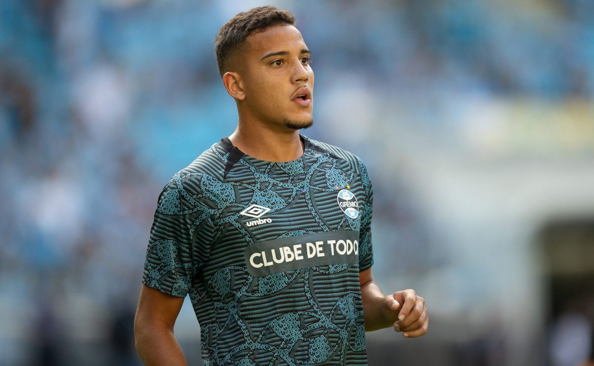 Gustavo Martins fala sobre experiência como lateral-direito no Grêmio