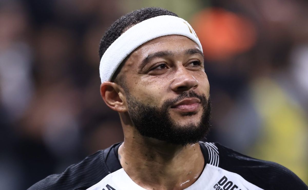 Depay tem multa baixa e Corinthians busca pagar dívida com o jogador para evitar saída