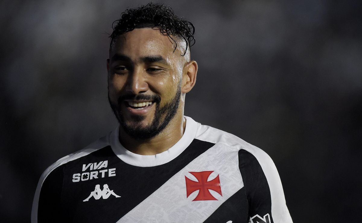 Livre no mercado, Payet é colocado na mesa do Santos para ser contratado