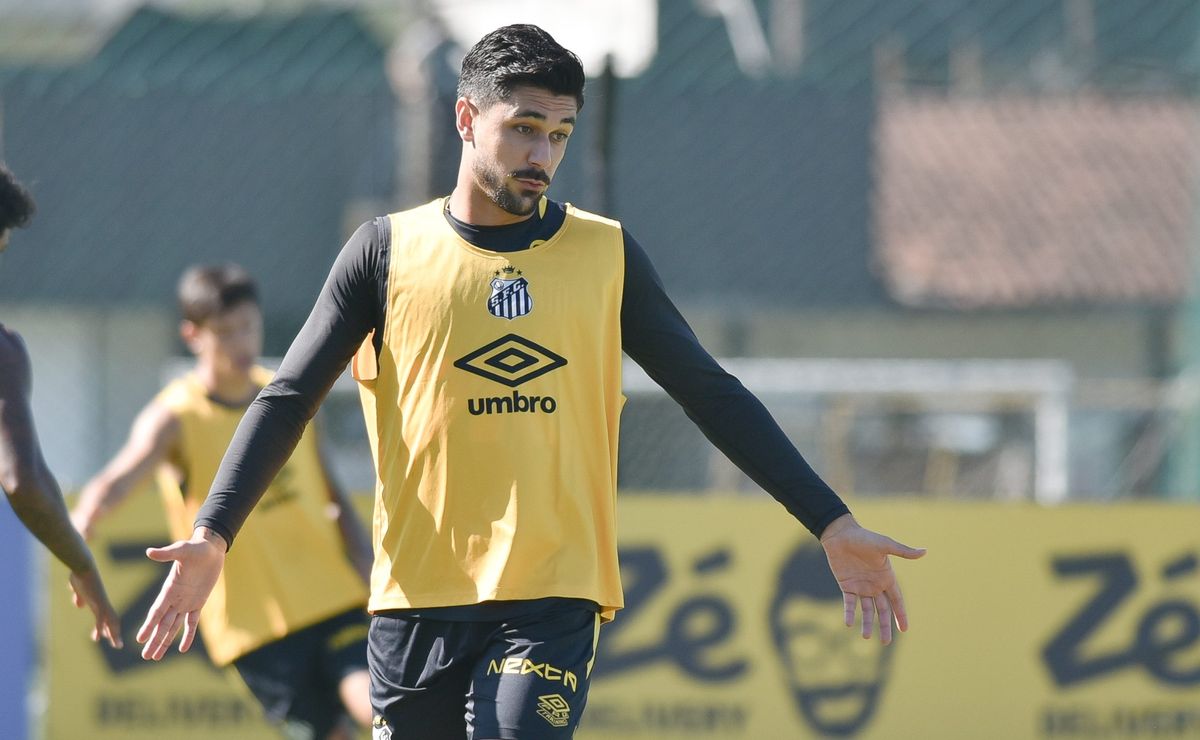 João Basso ganha espaço no Santos e vira titular com Cleber Xavier