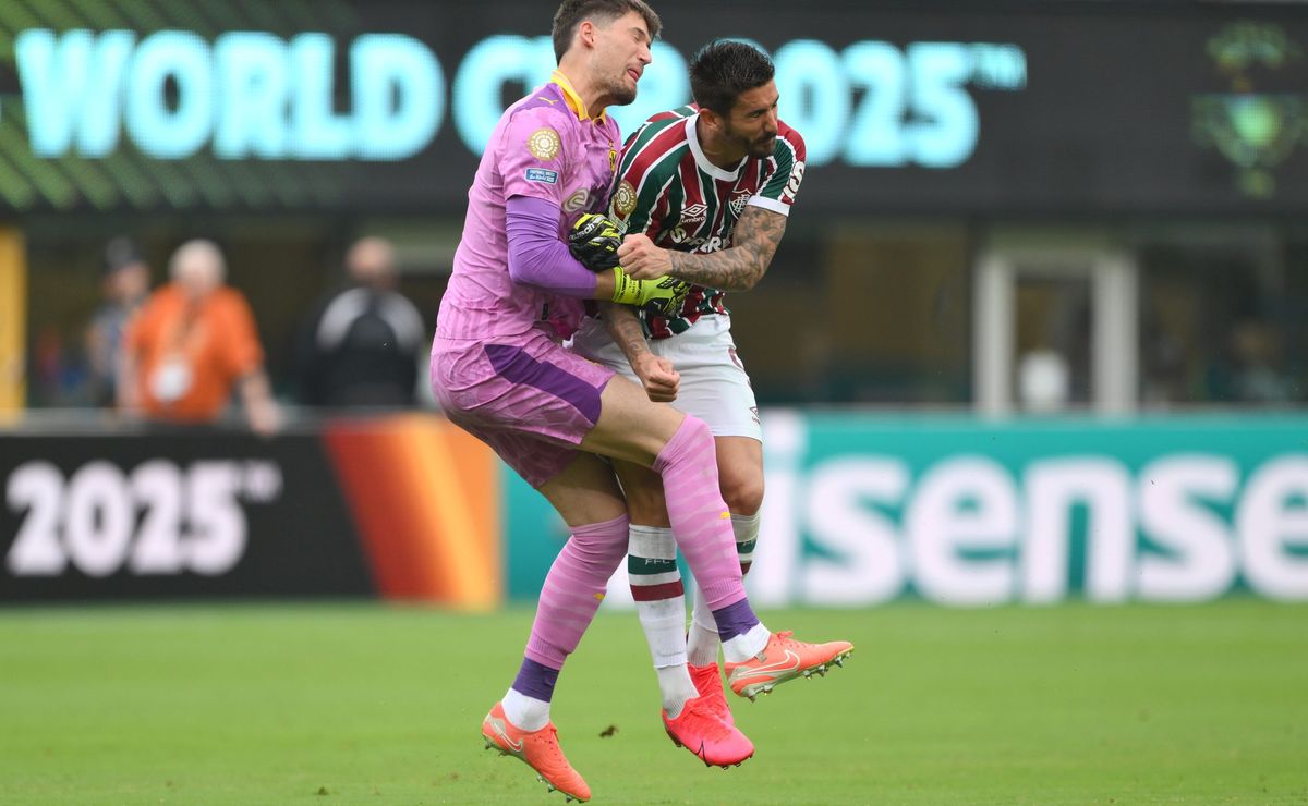 Everaldo, do Fluminense, perde chance clara contra o Borussia e vira alvo de críticas nas redes