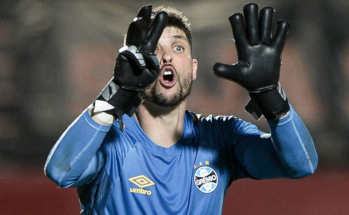 Tiago Volpi rebate críticas no Grêmio e alerta sobre pedido para sua saída: “não posso viver essa loucura”