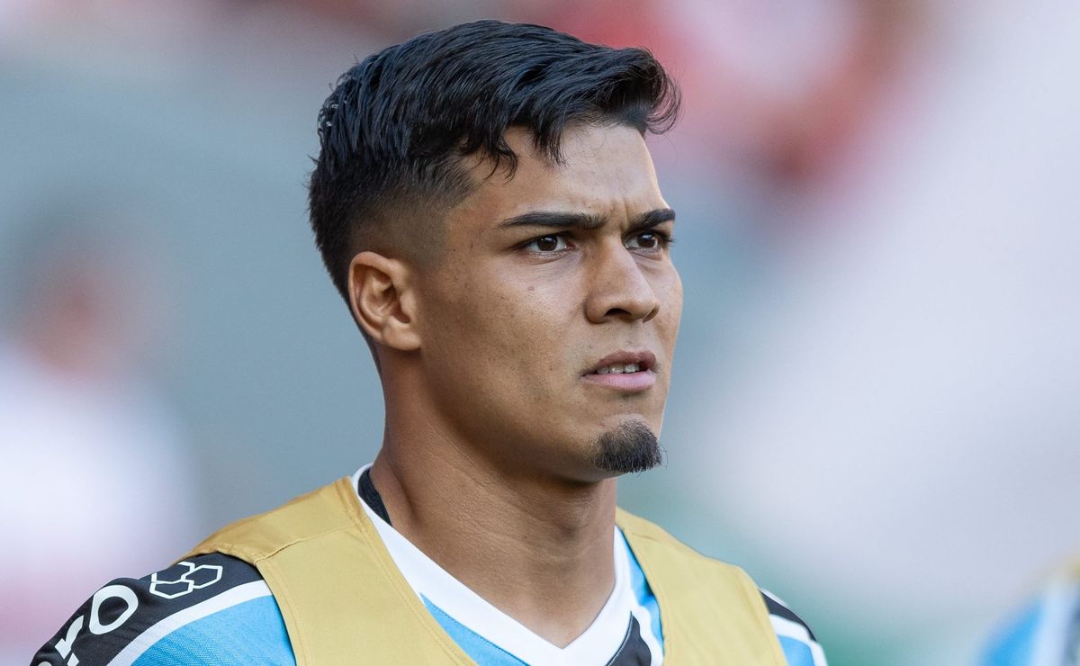 Arezo se manifesta sobre saída do Grêmio e transferência para o Peñarol: “Não depende de mim”
