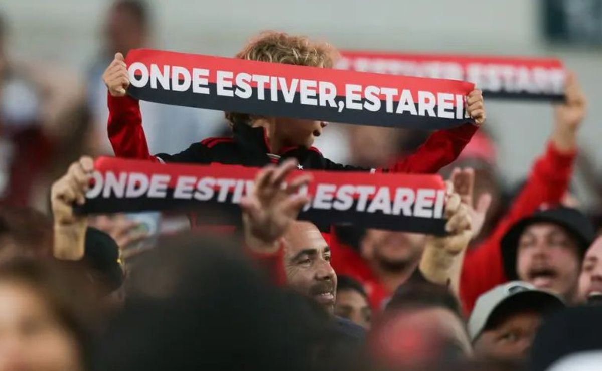Torcedores do Flamengo organizam festa nas arquibancadas para o jogo contra o Chelsea