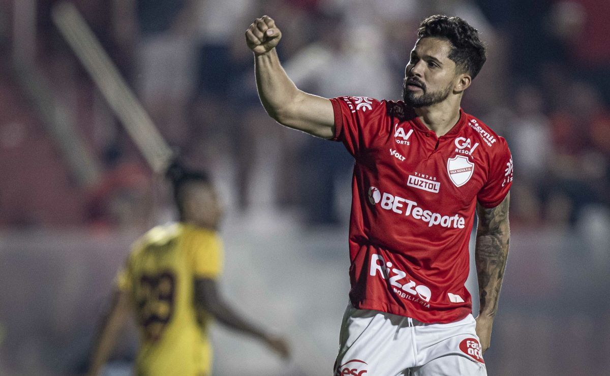 Alesson é apresentado no Mirassol após passagem pela Rússia e celebra retorno ao Brasil